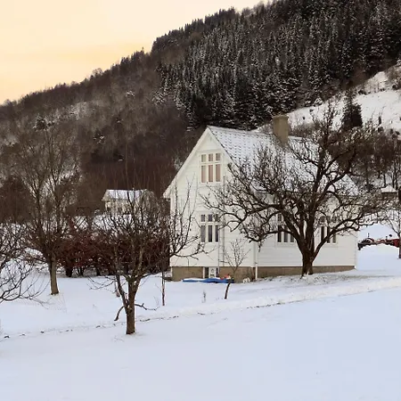 Bed & Breakfast Donhaug Gard 4*