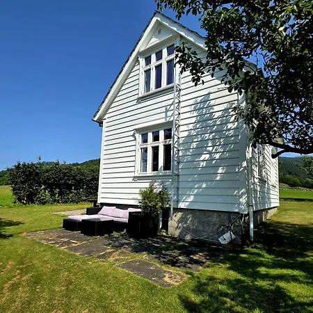 Donhaug Gard Bed & Breakfast