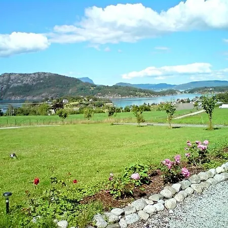 Donhaug Gard Bed & Breakfast 4*
