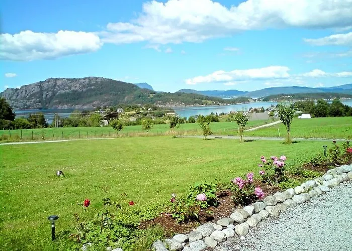 Donhaug Gjestegard Bed & Breakfast 4*